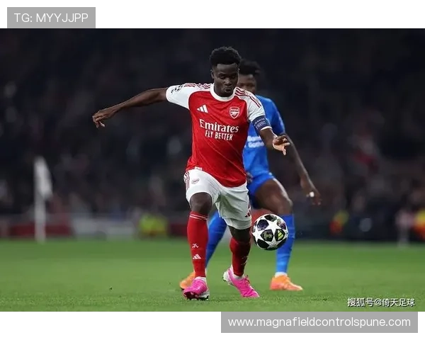 撕开防线的边锋萨卡本赛季边路传中比上季更具威胁
